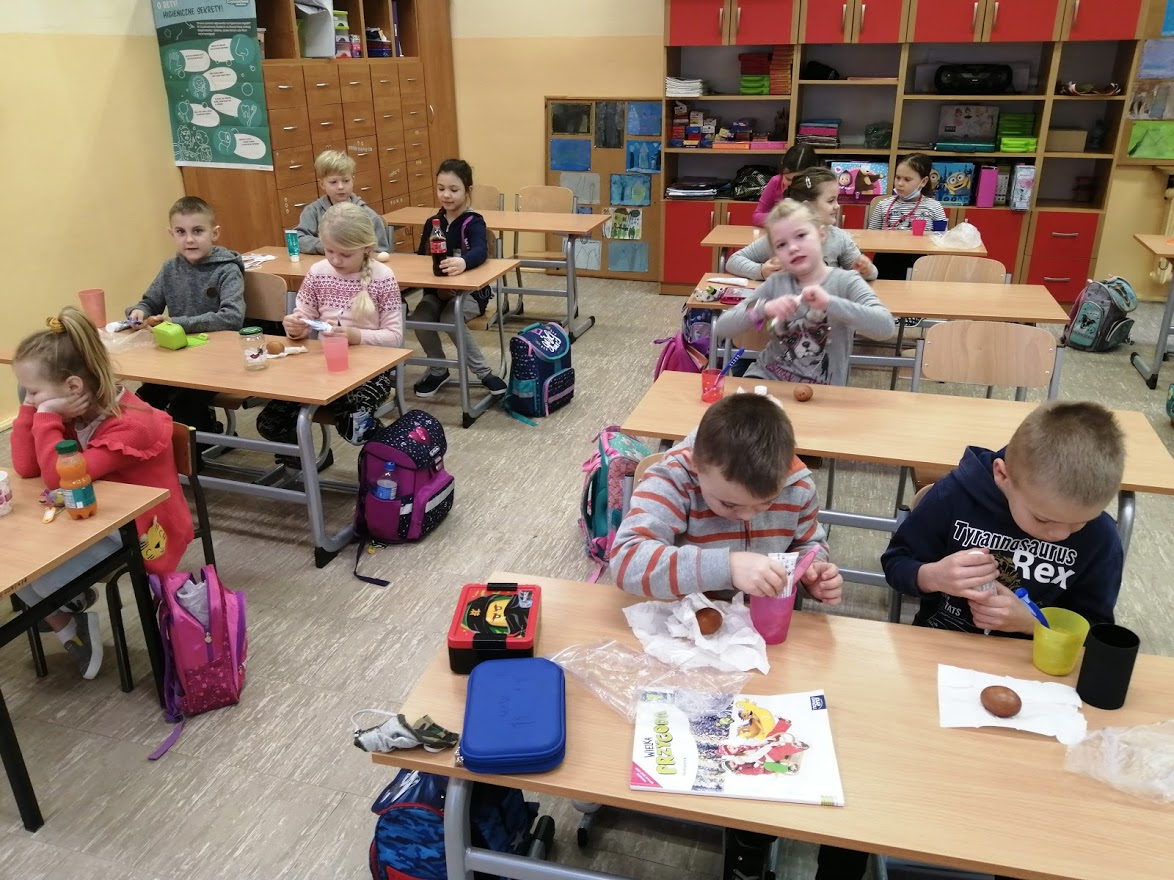 Skąd się biorą dziury w zębach?