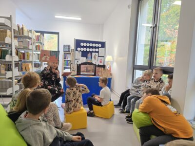 II a poznaje przygody Muminków z Panią Ewą Skwiercz
