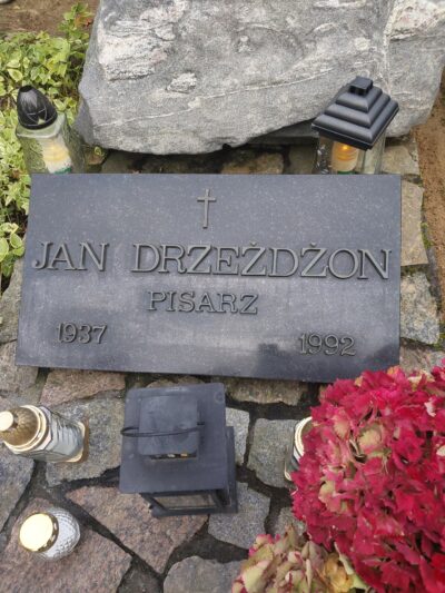 Uczniowie klasy VIII B odwiedzili grób naszego Patrona – Jana Drzeżdżona