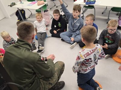 Dziś w naszej klasie mieliśmy wyjątkowego gościa – żołnierza Wojska Polskiego!