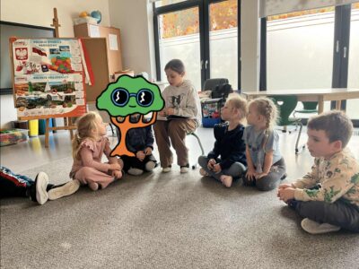 Pszczółki słuchają czytających kolegów z klas starszych