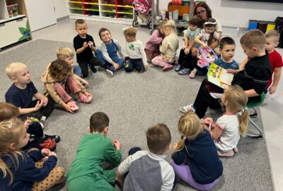 Oliwier z klasy 3b czyta Pszczółkom