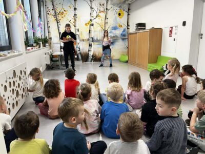 Natalia i Maya czytały Maluchom