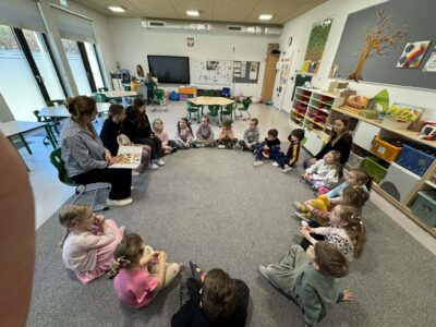 Uczennice klasy 7a – Wiktoria i Anastazja – wspólnie z panią psycholog poprowadziły zajęcia dla dzieci z grupy 0 a poświęcone emocji złości