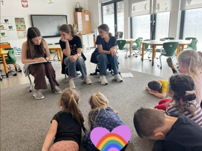 Kornelia, Kalina i Helena czytają Malcom