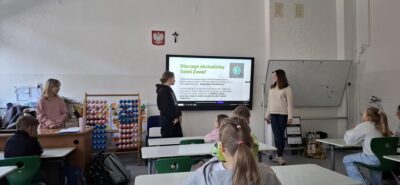 Warsztaty z okazji Dnia Ziemi prowadzone przez Wolontariuszy z klas V