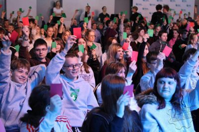 Udział klasy 7b w międzypokoleniowej debacie pt. „Siła słów – o hejcie i dialogu”