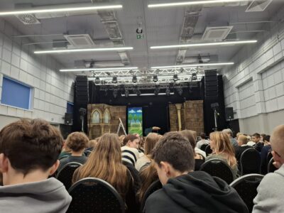 Wyjście klas 8 na spektakl teatralny w Fabryce Kultury